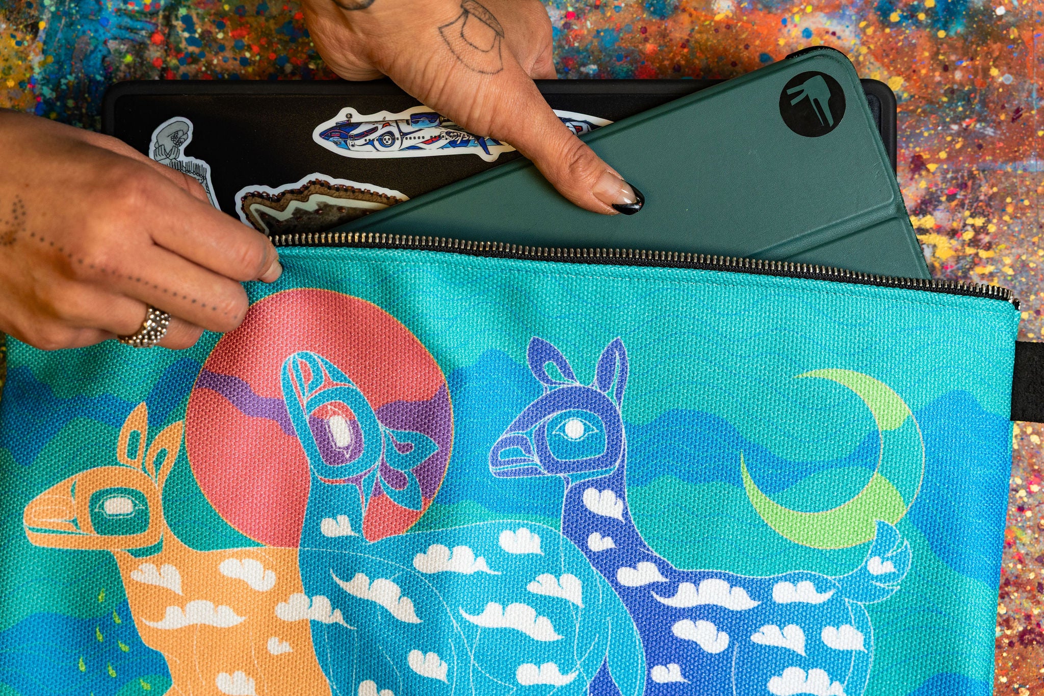Aasgutuyík G̱uwakaan Carry-all Flat Bag (16") - Image 2